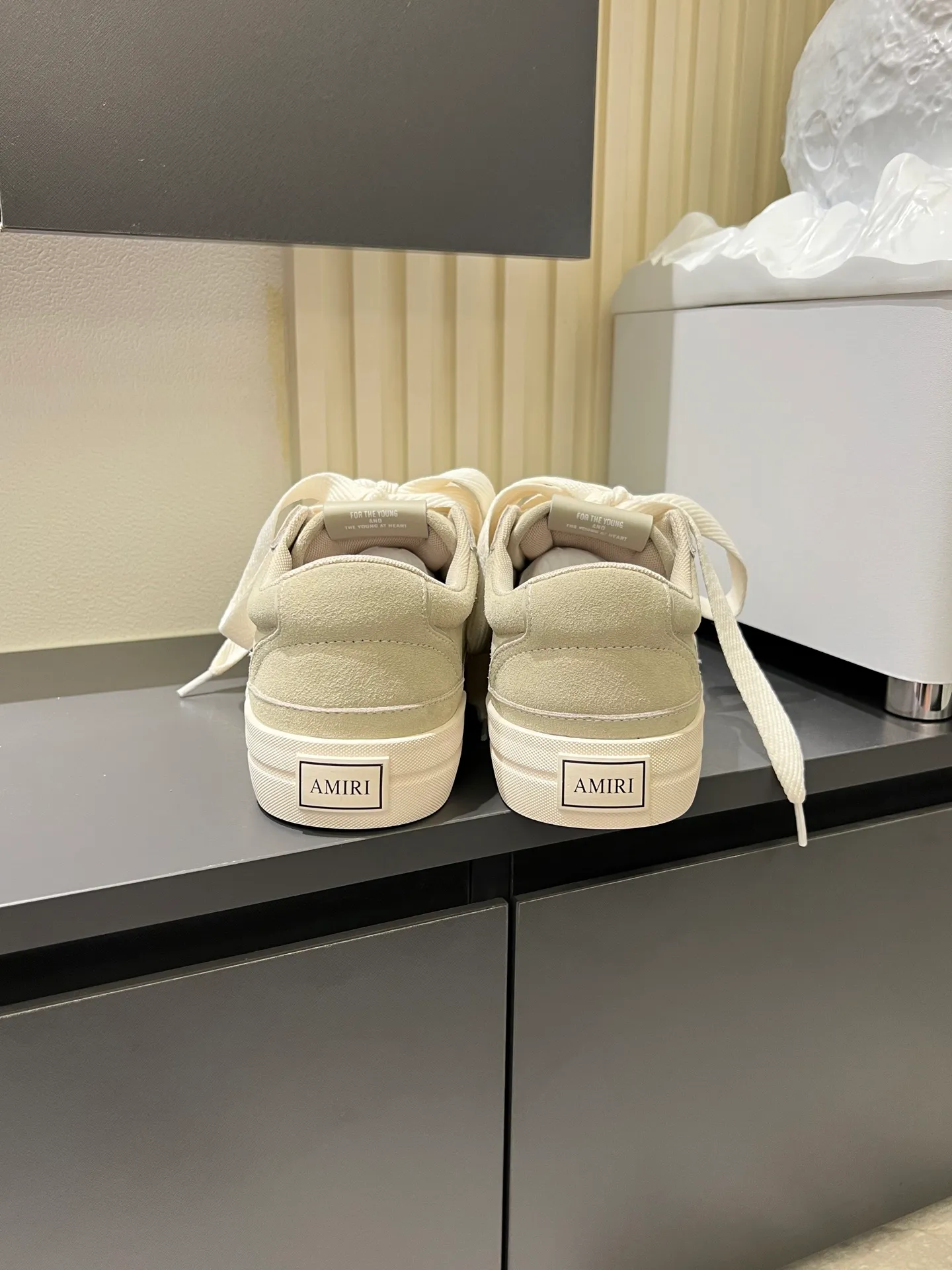 Men's shoes 💰p560 "AMIR*" new men's low-top casual sports sneakers bone shoes, another pair of irresistible bone shoes. Bone shoes are one of AMIRI's most popular items. Made of first-layer cowhide upper. The side bones are made of two cowhide laminations. It has a three-dimensional effect. The leather incisions are all oil-edged. Contrast color design. Simple style. Fashionable sports. Customized metal LOGO nameplate embellished with laces. Exclusive top-quality version. Supports contrast. Breathable mesh lining. The original rubber outsole is a must-have item for daily leisure. It is suitable for various occasions. If you pursue high quality, check it out. It is super cool on the feet and comes with a full set of original packaging! Size: 39-45!